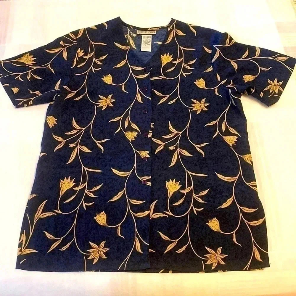 Simple T-shirt buttons down in New Condition